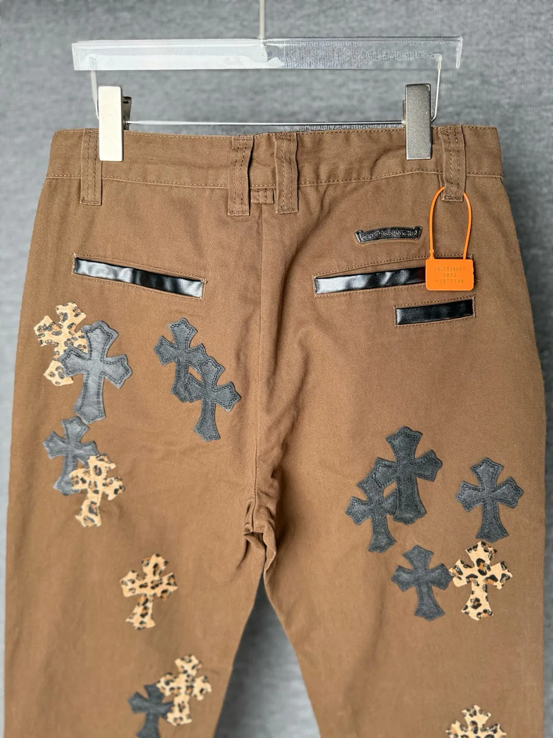 P270 💰 (Top version) Chrome Hearts | Chrome Hearts Brown Casual Cross Patched Leather Jeans - Full of exploring the ultimate in fashion, Chrome Hearts' new Chrome Hearts pants cleverly integrate camouflage cross, camouflage cross and other elements to break the traditional boundaries. Mattyboy's clever fusion of overalls and khaki jeans, the same style, brings endless matching inspiration to fashionistas! Whether it is daily wear or fashion experiment, these pants can bring you an excellent fashion experience. Color: Brown Size: 28-30-32-34 (corresponds to S-M-L-XL)